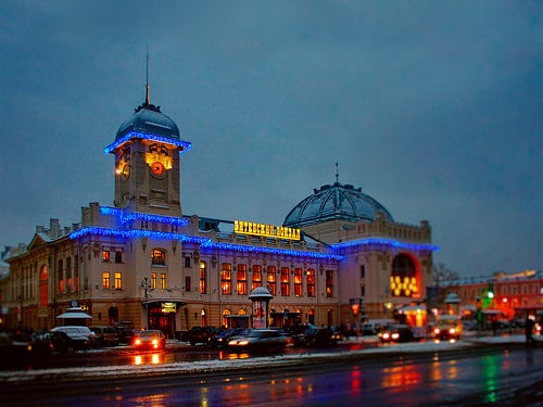 vitebsky railway station at night